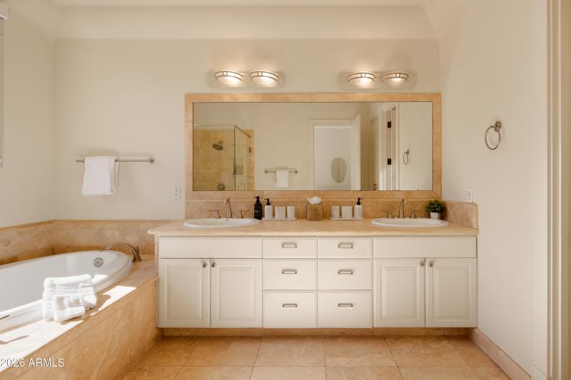 PropertyImageCo_4490EValleyVistaLn_WEB_5