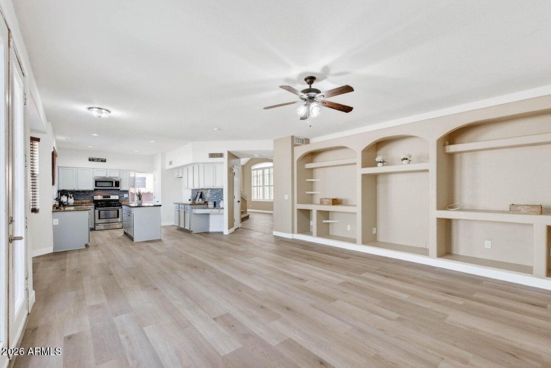 13 - Family rm & Kitchen