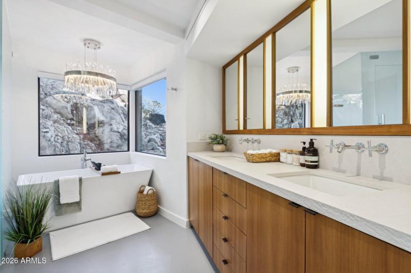 Main Level Suite Bath 1