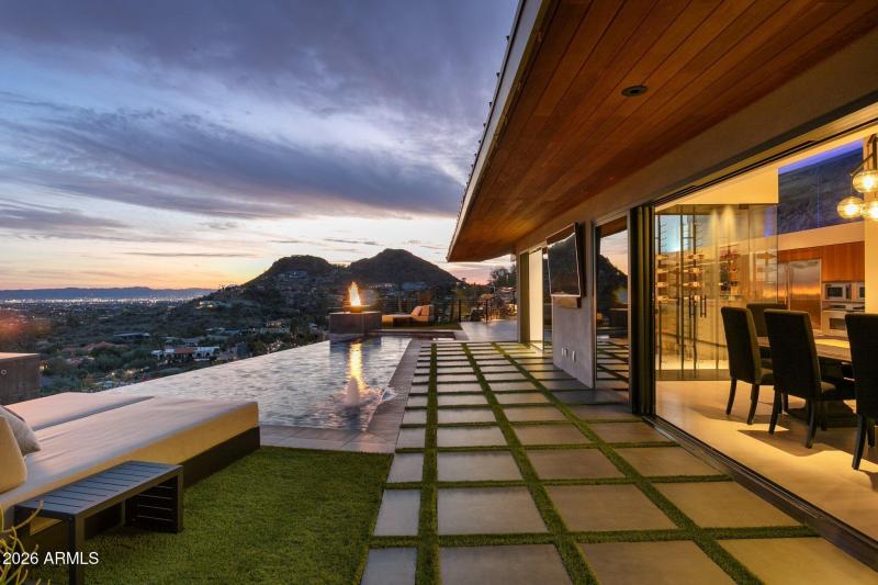 Interior/Exterior Transition Twilight