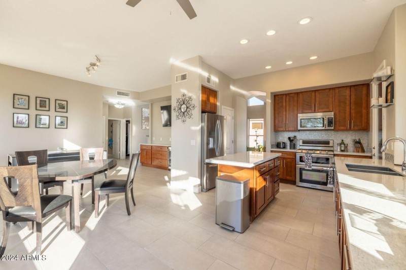 Kitchen : Family Room