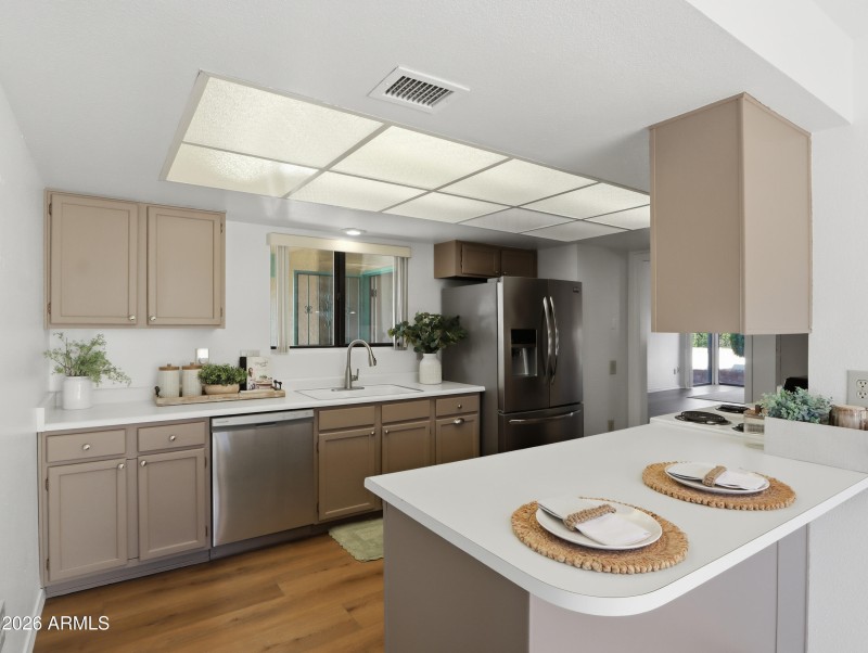 BRIGHT & OPEN KITCHEN