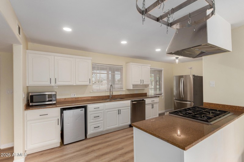 Gas cooking & granite counters