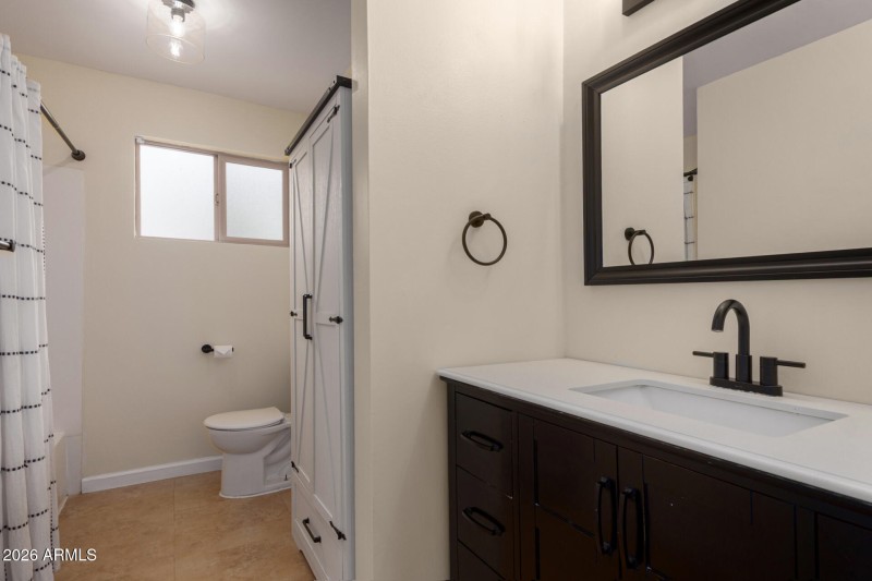 Second bathroom with tub