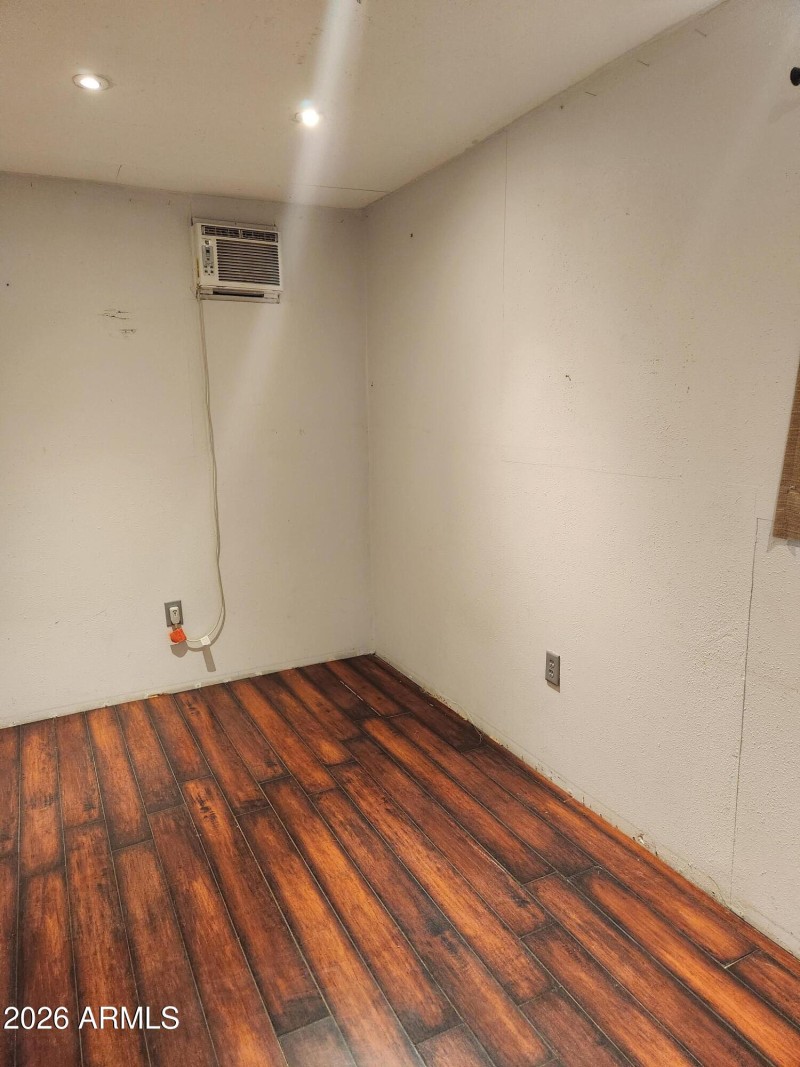 BONUS! Private room in back of garage