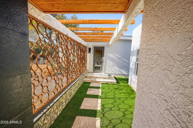 Cameron Ct Front Entrance Corridor