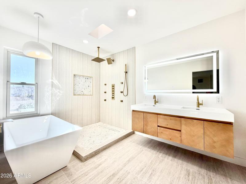 Cameron Ct primary Bathroom