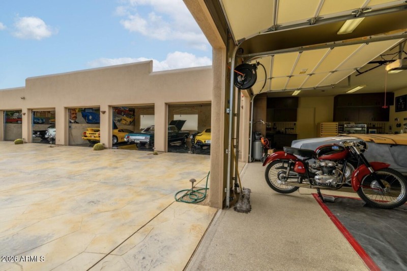 Garages 10 and 11 with shop