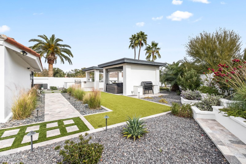 Side Entertaining Yard