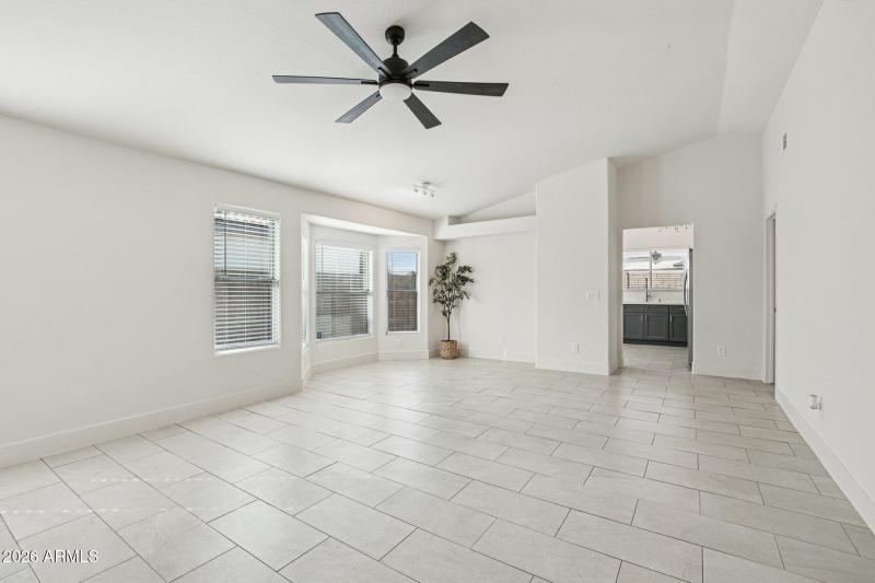 9-web-or-mls-N 30th Ave-S1202-009