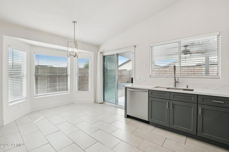 11-web-or-mls-N 30th Ave-S1202-011