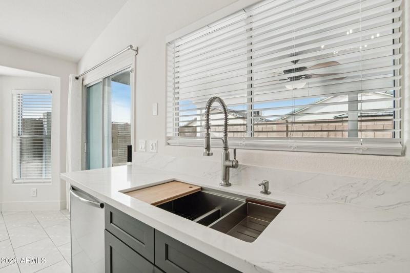 15-web-or-mls-N 30th Ave-S1202-015