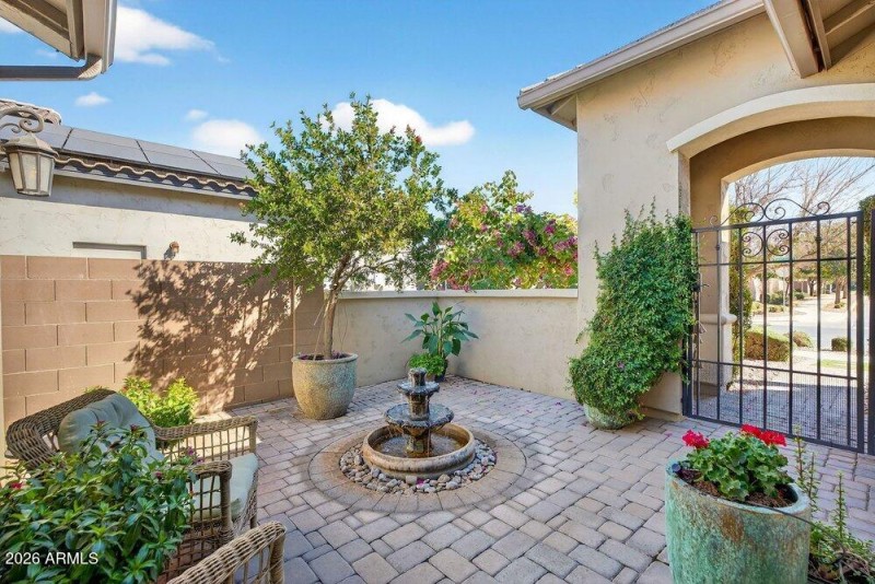 007_6-web-or-mls-37-_e_nighthawk_wa_460