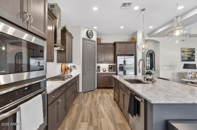 025_26-web-or-mls-79-_e_nighthawk_wa_239