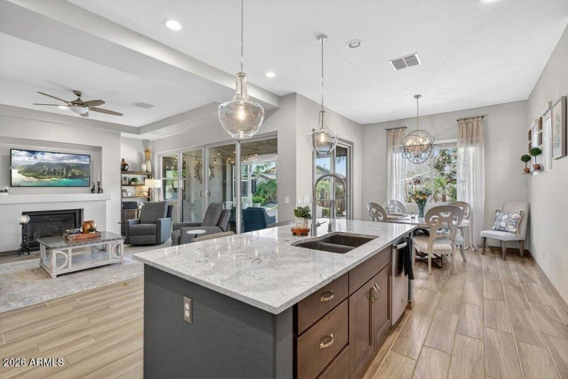 027_29-web-or-mls-82-_e_nighthawk_wa_468