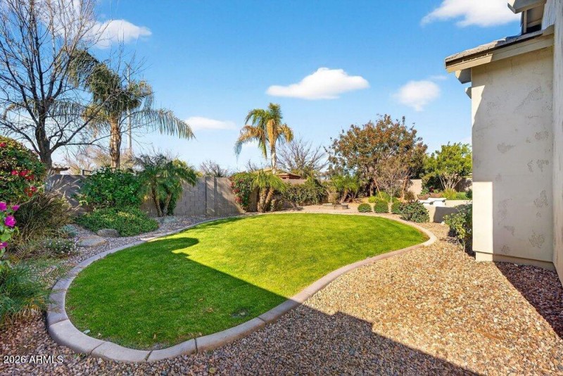 056_65-web-or-mls-88-_e_nighthawk_wa_209