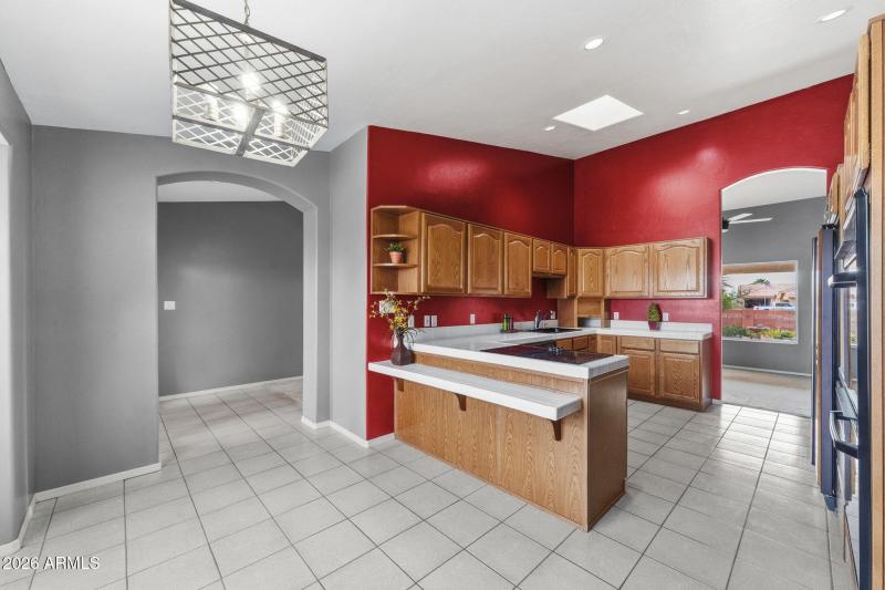 Kitchen & Breakfast Area