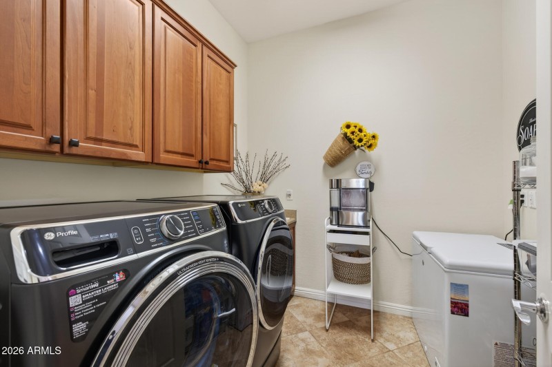 53) LAUNDRY ROOM