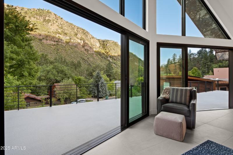 INDOOR OUTDOOR LIVING