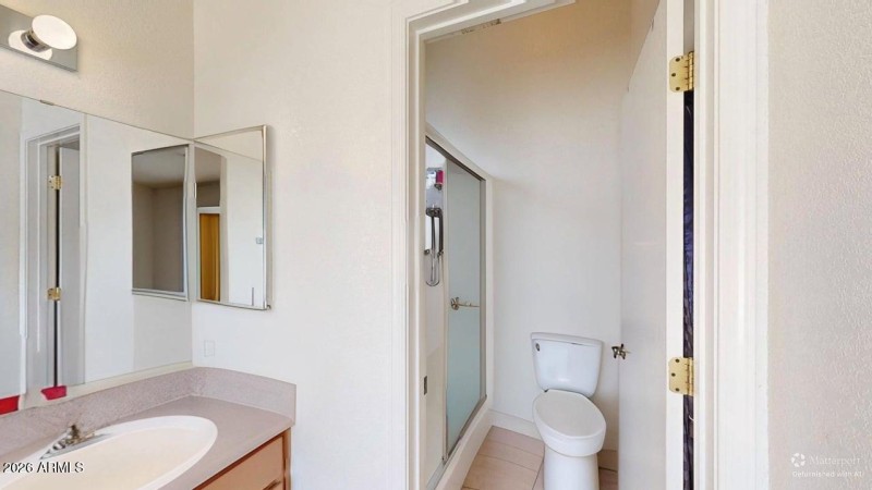 Main bathroom, shower DEFURNISHED