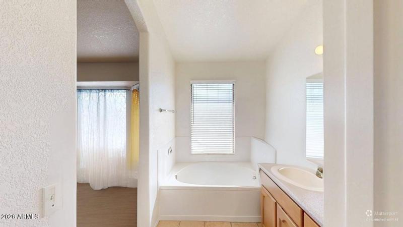 Main bathtub DEFURNISHED