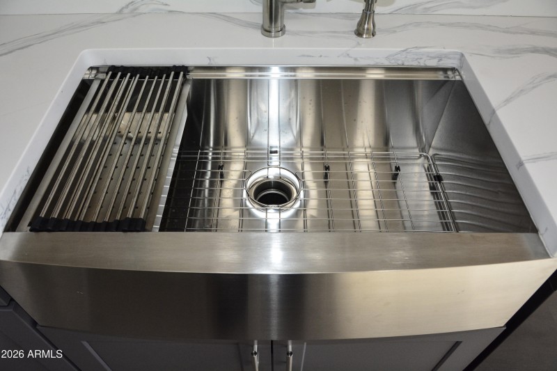 Features Kitchen Farmhouse Sink