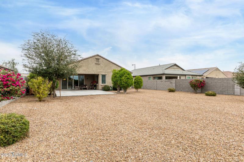 HUGE BACKYARD FULL LANDSCAPED (2)