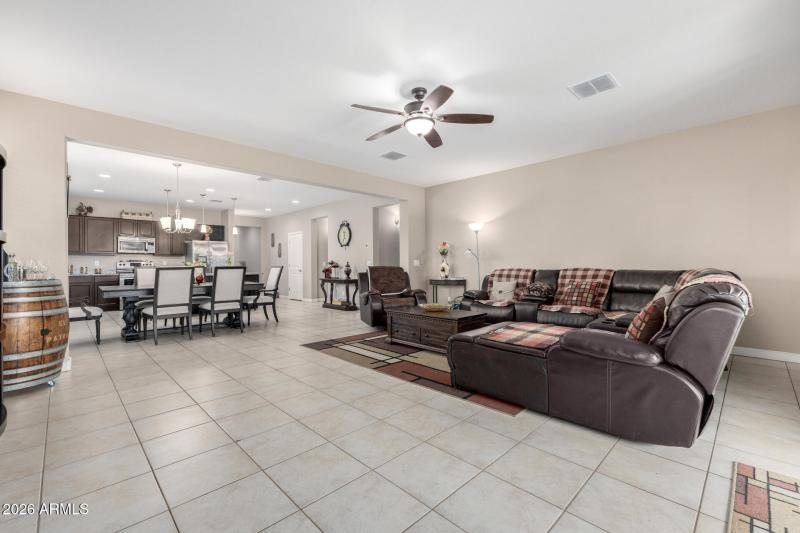 HUGE GREATROOM FULLY TILED