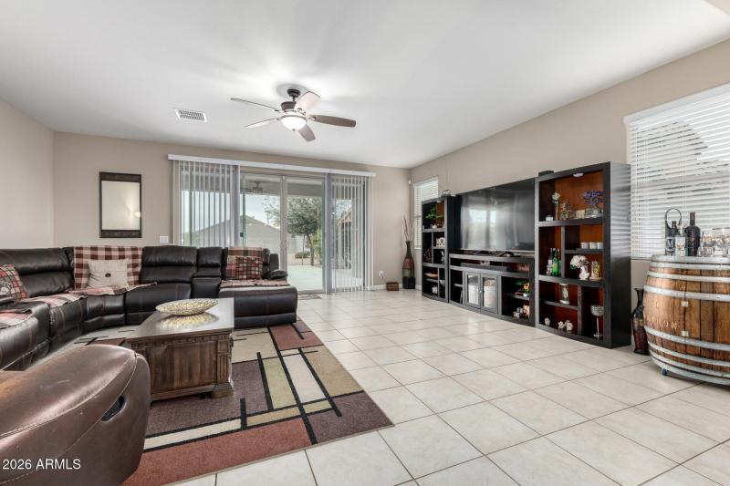 LIGHT AND BRIGHT GREATROOM FAMILY RM