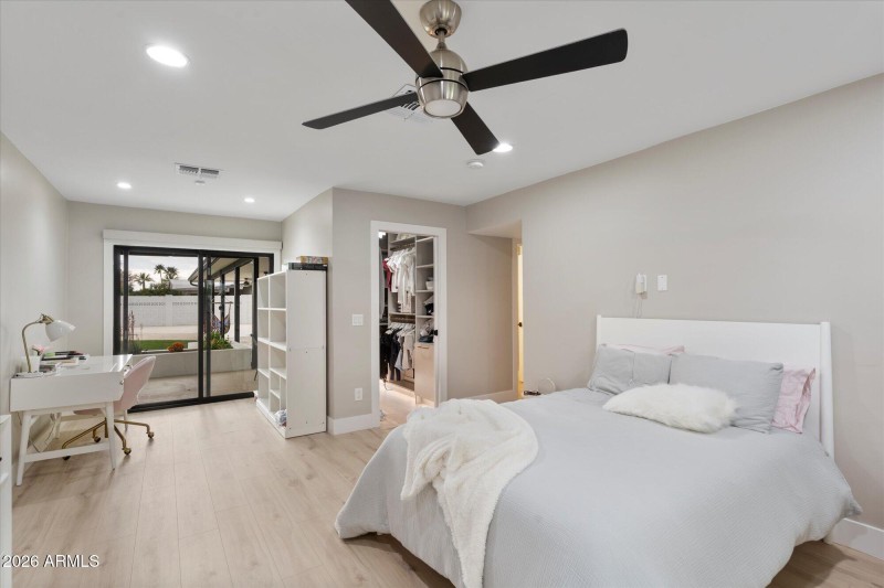 Bedroom w Walk In Closet