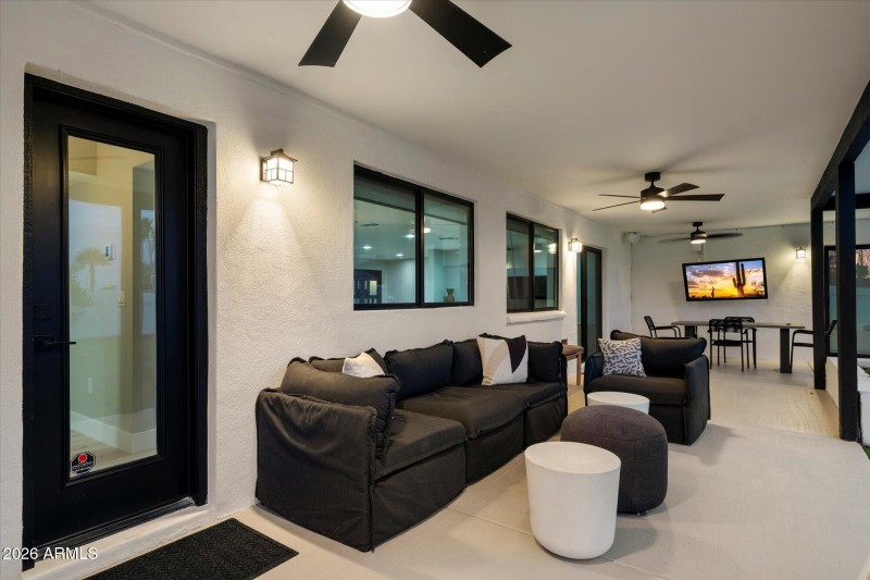 Covered Patio w Lounge Area