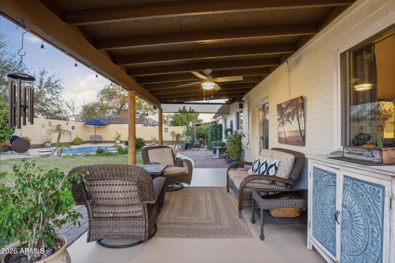 Covered Back Patio w Ceiling Fan