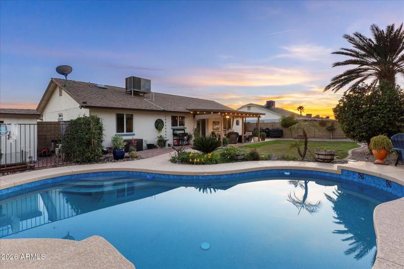 Backyard Oasis w Pebble Pool