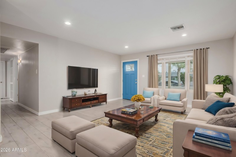 1208 W 6TH ST - living room