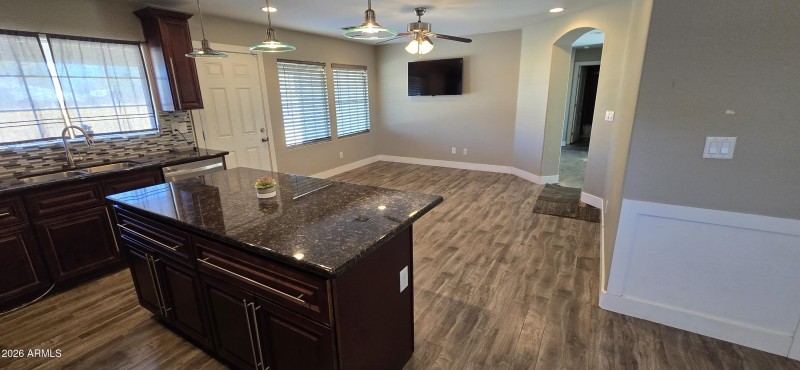 08 Kitchen & Family Room