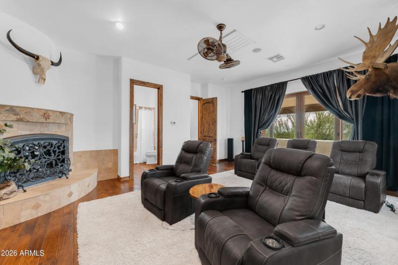 w/fireplace and full bath