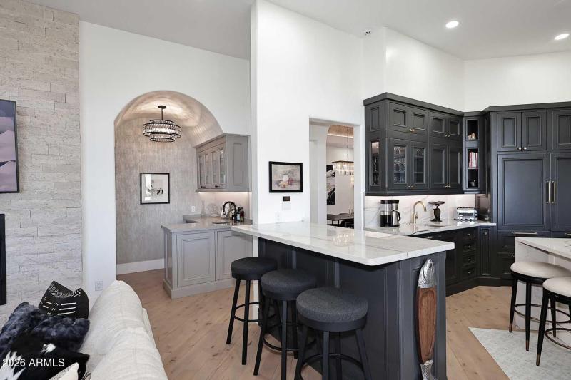 Kitchen-Breakfast Bar