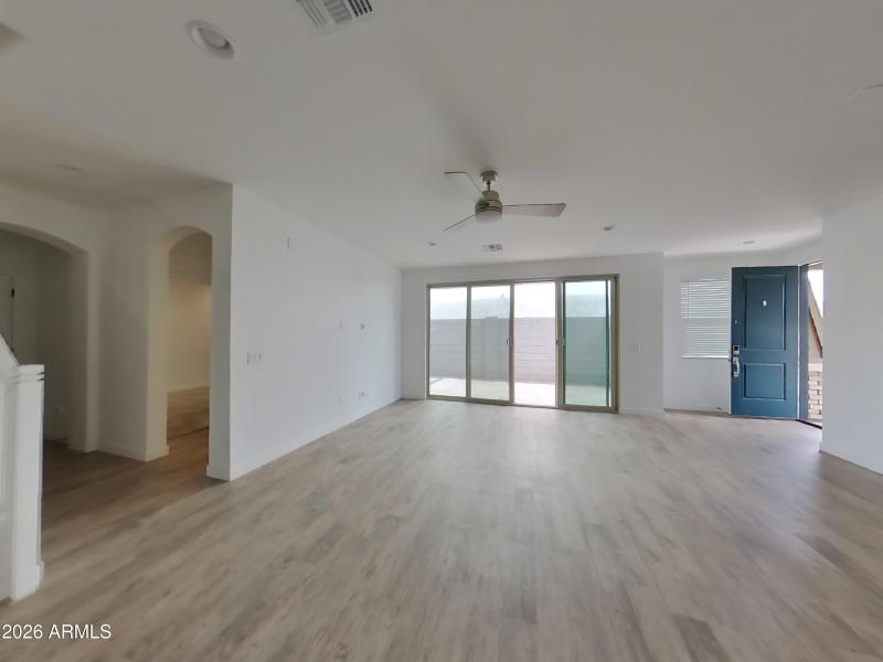 1_pc_9EAEGAYdaW_bFJKPaMvMf_layout_0