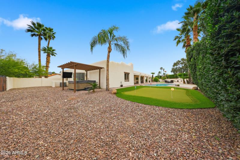 Jacuzzi, putting green and pool view