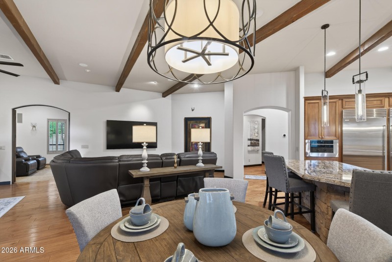 20) KITCHEN TO FAMILY RM