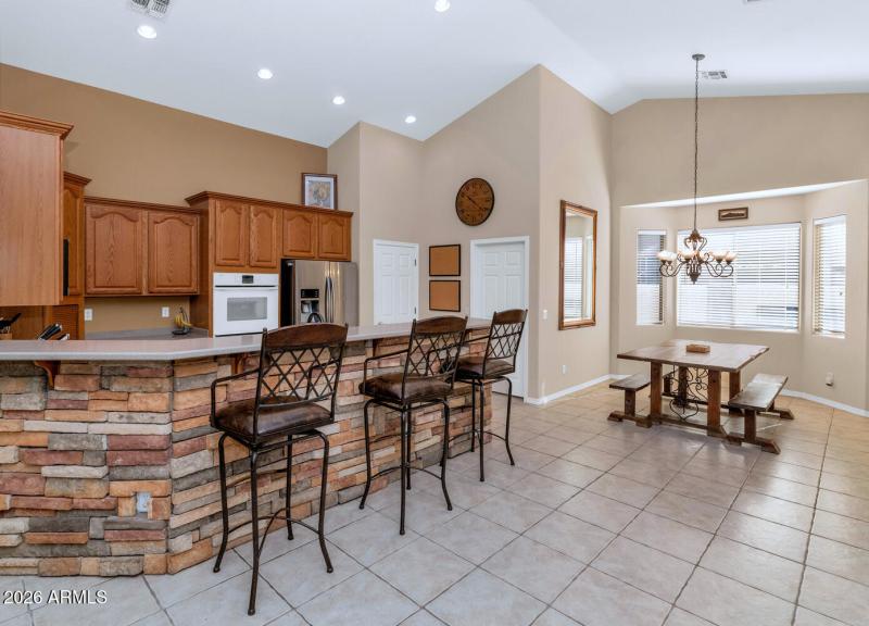 Kitchen w/ Breakfast Bar