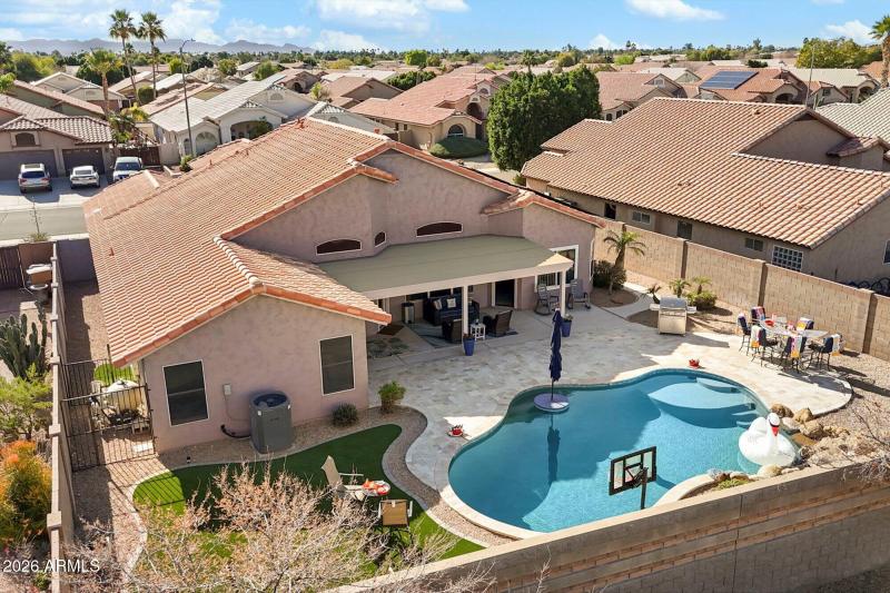 SPARKLING POOL & RELAXING PATIO