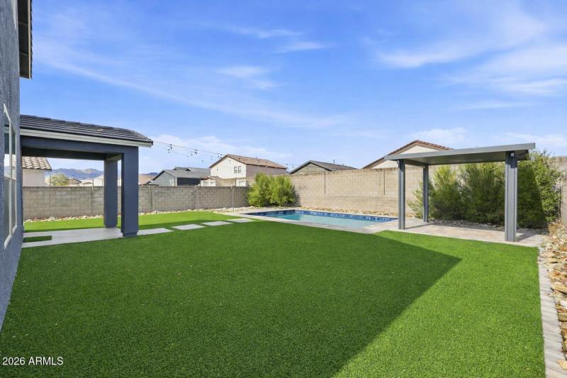 Huge Backyard with Gazebo & Turf