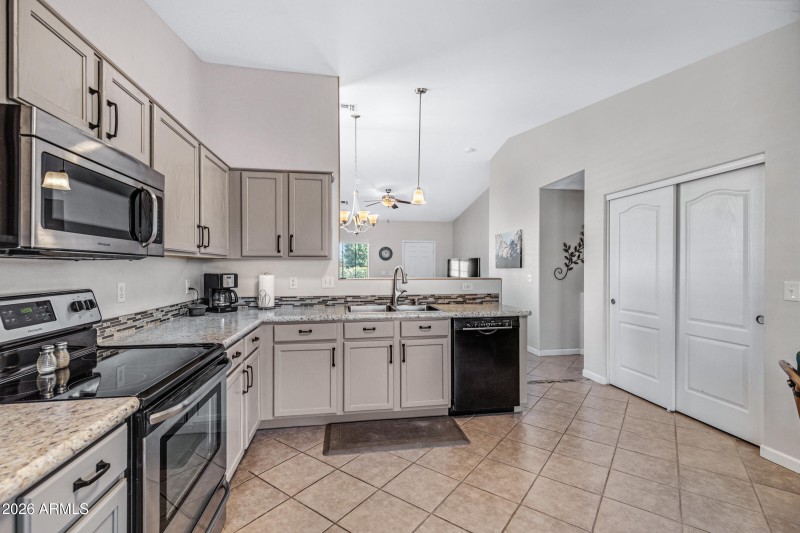 30528 N Sunray Dr-11