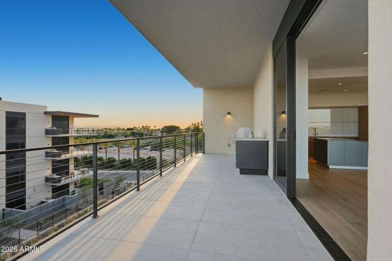 041_Balcony BBQ Views