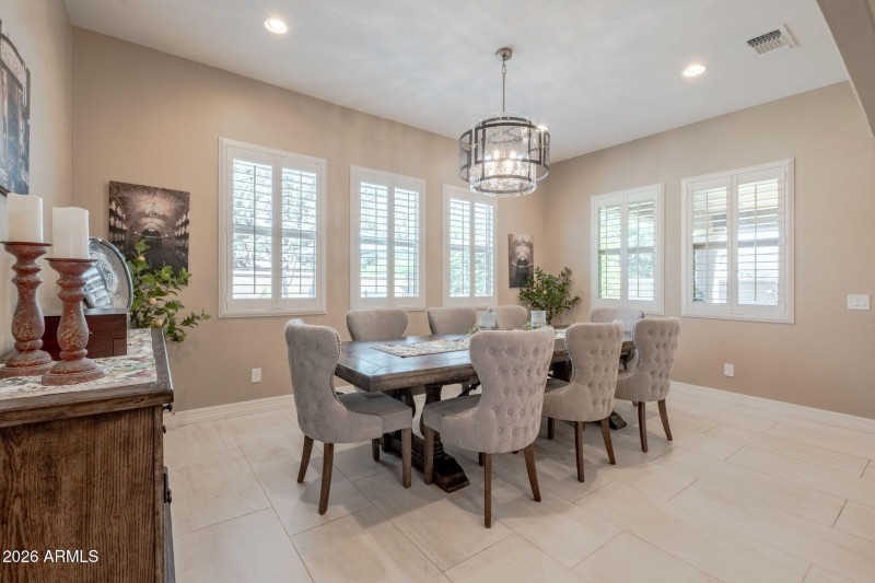 Spacious Kitchen Nook!