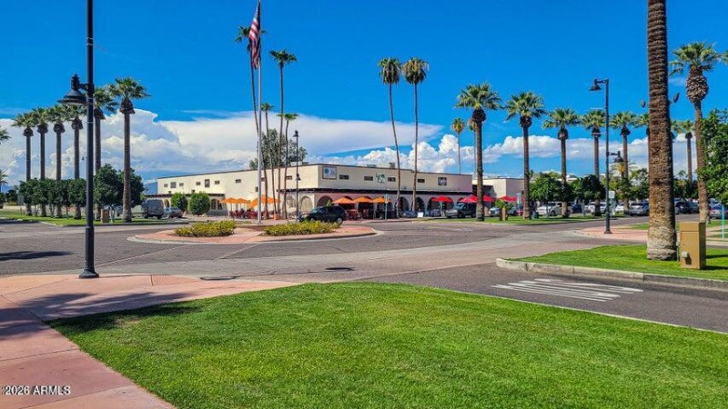 Shopping & dining close by