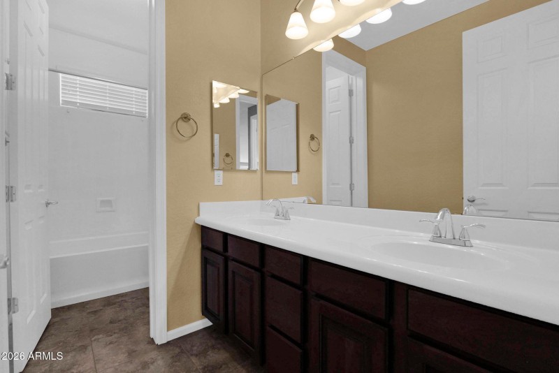 41 Upstairs Hall Full Bathroom