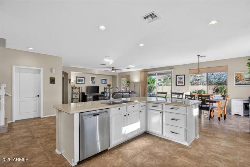 18-7855 E Kenwood St_RedHogMedia