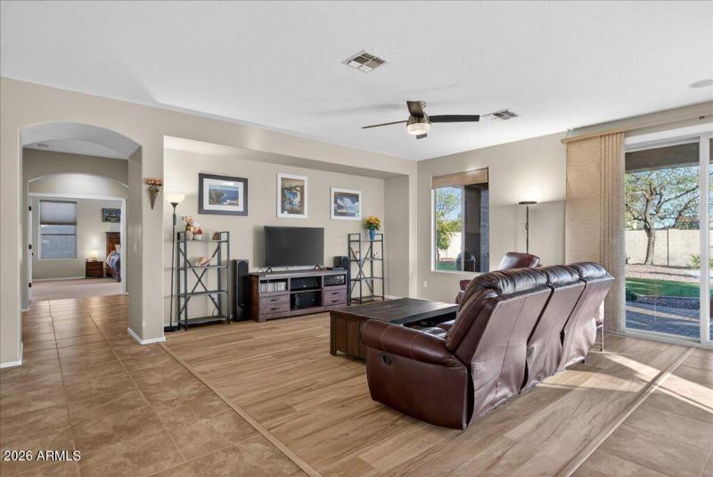 23-7855 E Kenwood St_RedHogMedia